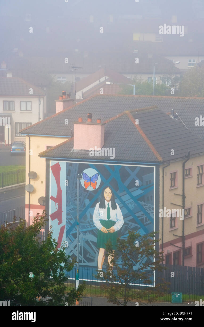 Painted mural depicting a scene from the 'troubles' on the side of a flat in the Bogside district of Londerry, Northern Ireland Stock Photo
