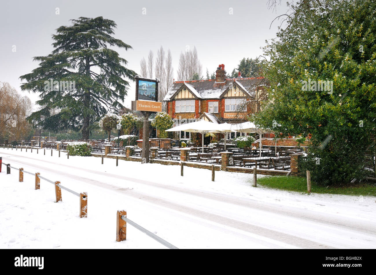 Thames Court Pub,Shepperton Stock Photo Alamy
