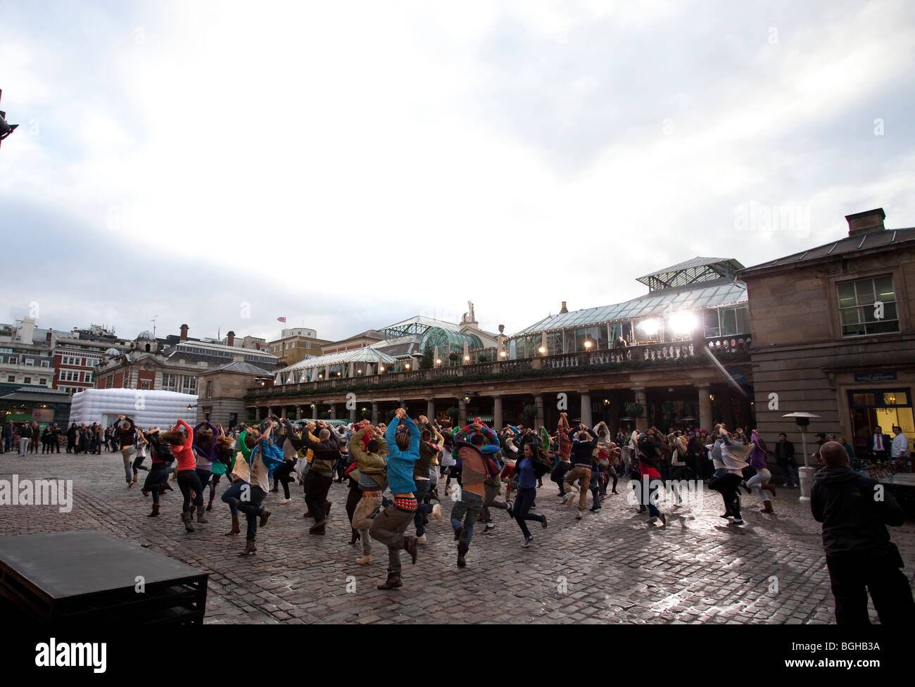 Flash mobbing hi-res stock photography and images - Alamy