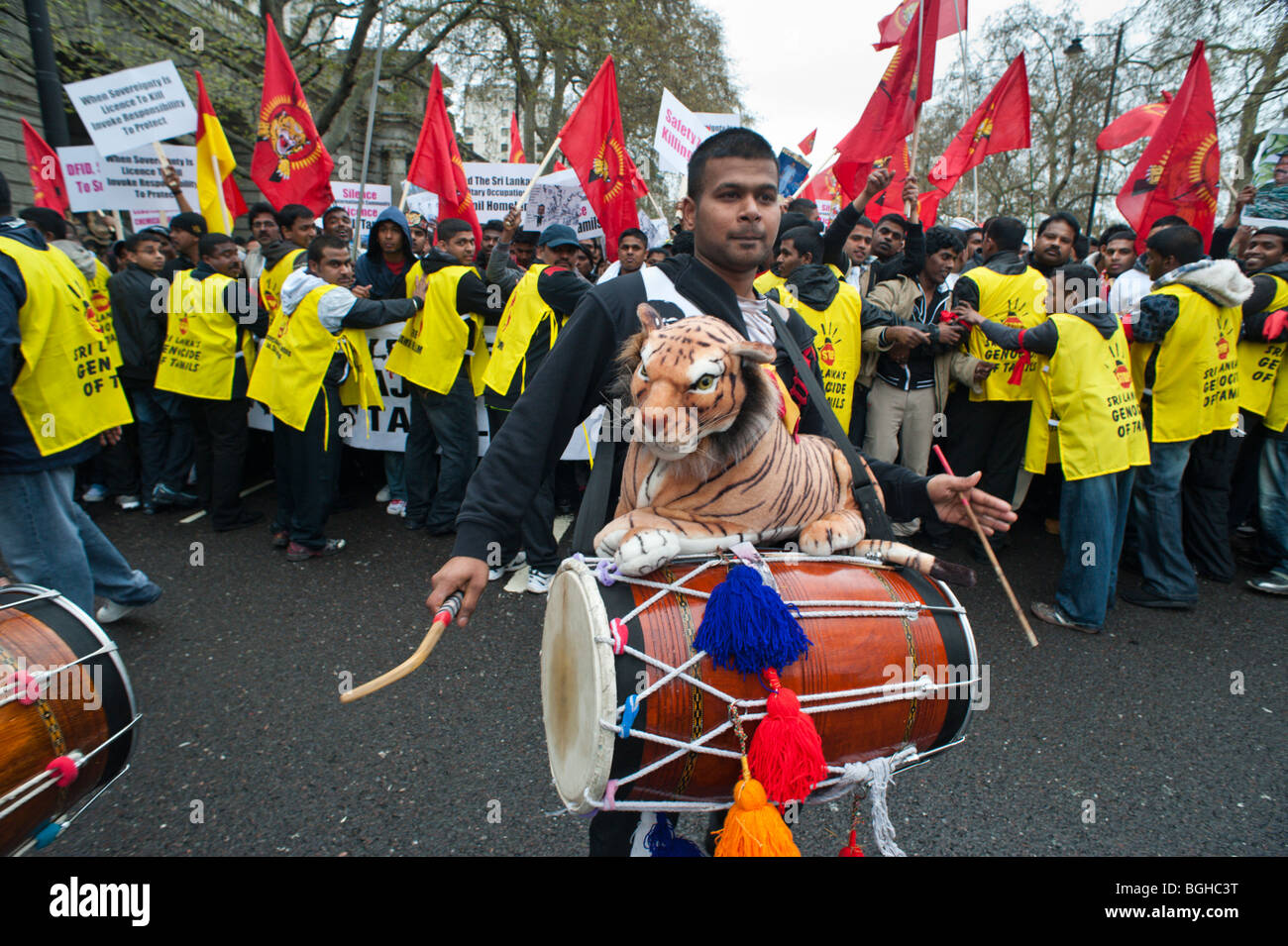 100,000+ Tamil march through London protests the killing of civilians and Tamil Tigers in Sri Lanka.  Drummer with tiger Stock Photo