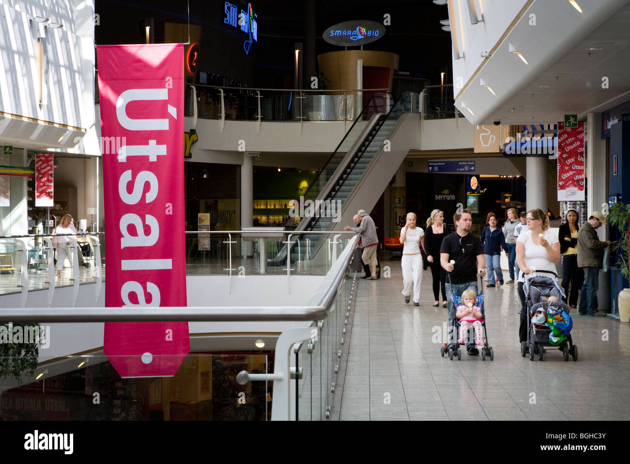 Shopping mall interior and crowd hi-res stock photography and images - Page  2 - Alamy