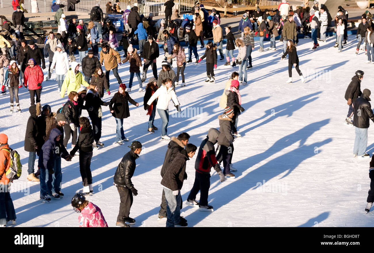 Skating at Nathan Philips Square Toronto Stock Photo Alamy