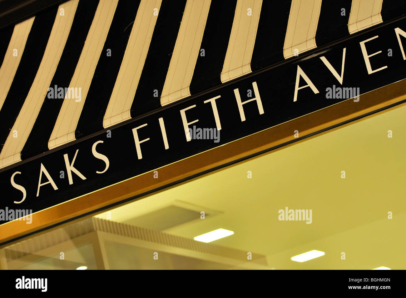 Saks fifth avenue store hi-res stock photography and images