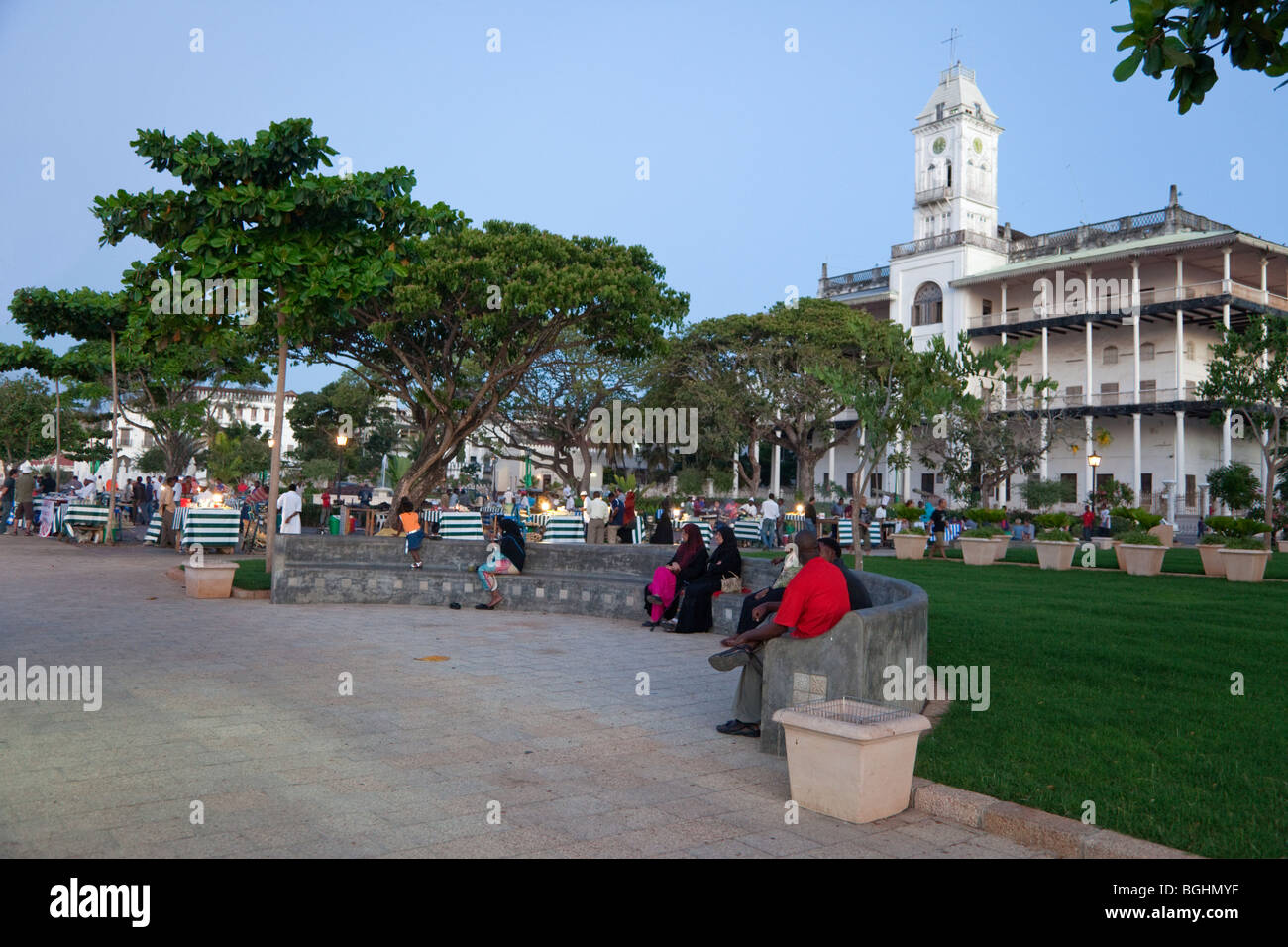 Stone Town, Zanzibar, Tanzania. Forodhani Gardens. Beit El Ajaib, former Sultan's Palace, in background. Stock Photo