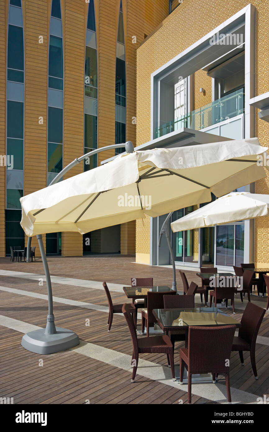 Parasol and chairs on the promenade at Dubai Mairna Stock Photo - Alamy