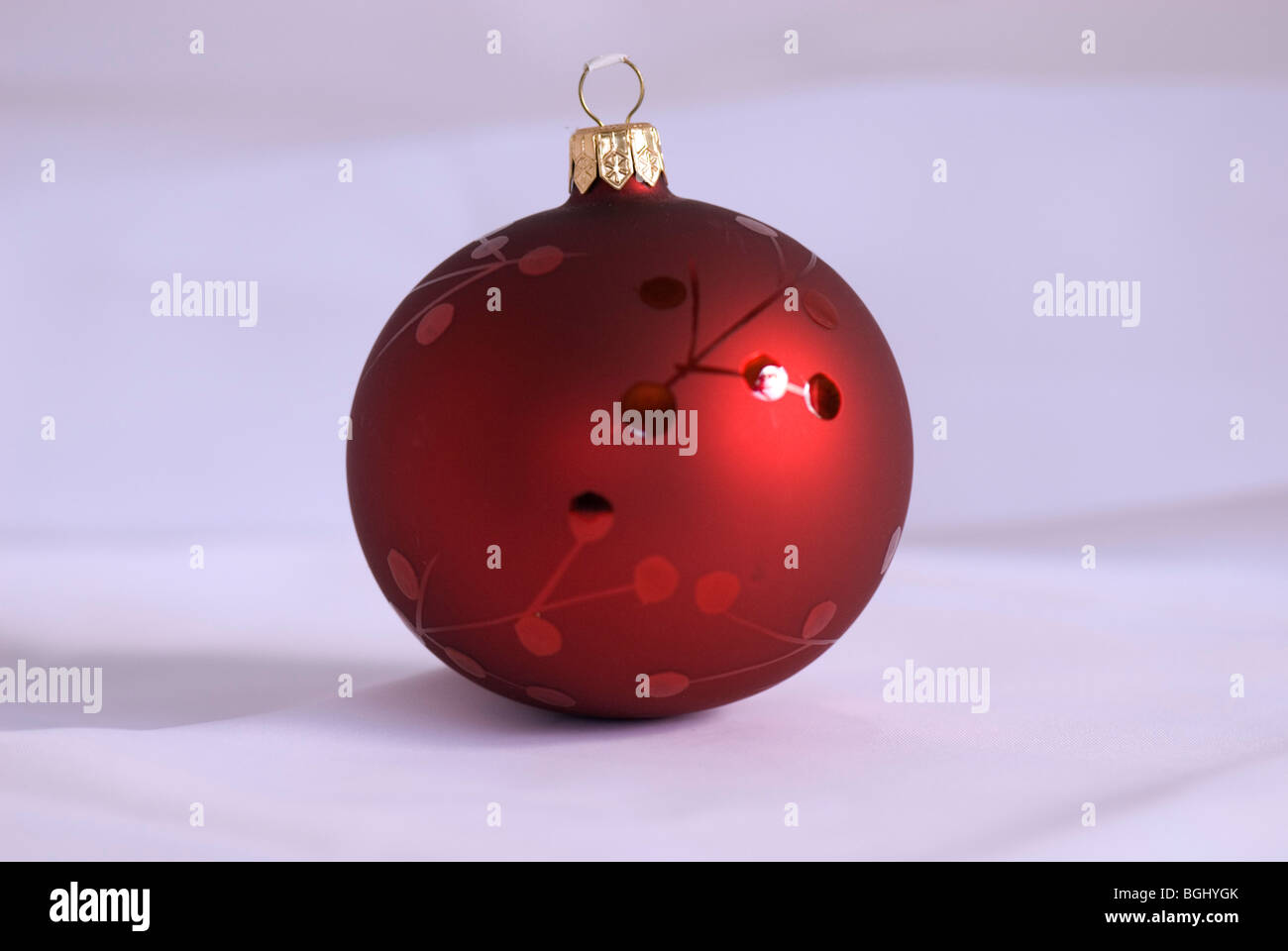 Red christmas bauble cut out hi-res stock photography and images - Alamy, image size:1300x960