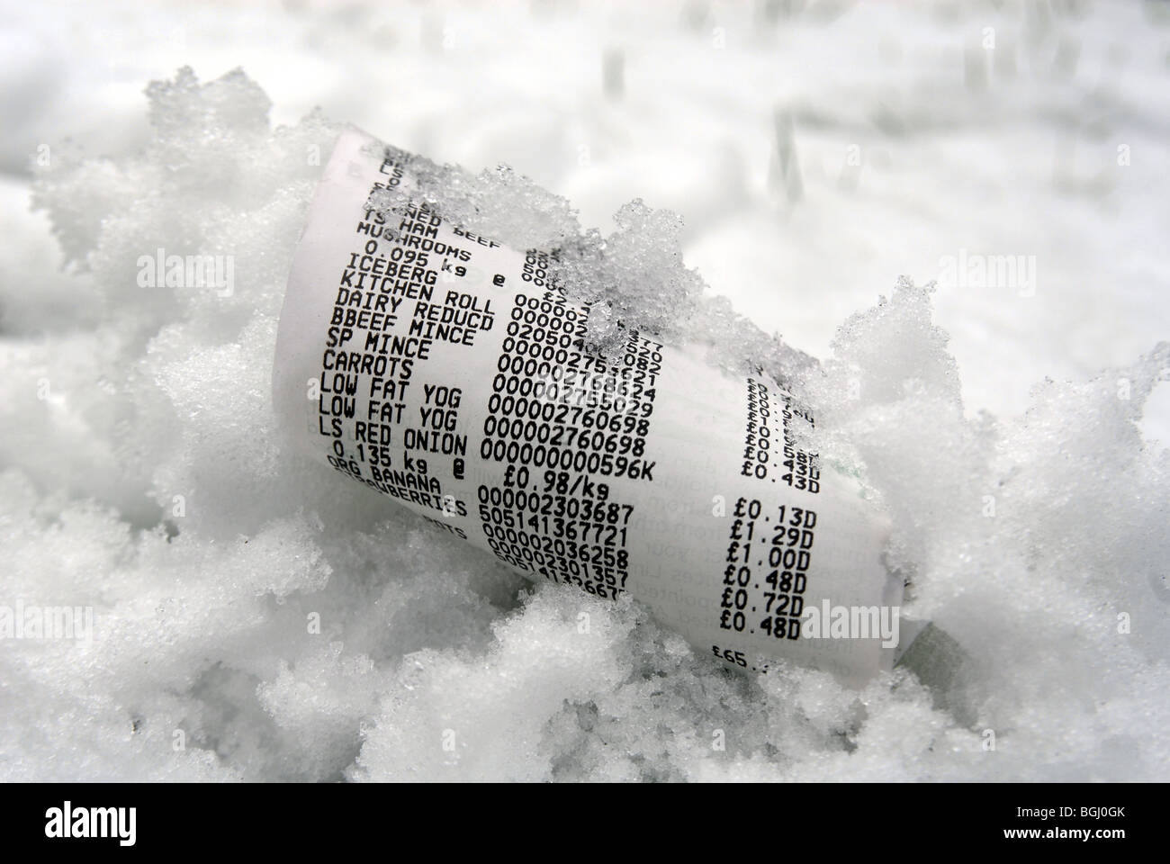 SUPERMARKET FOOD BILL RECEIPT IN SNOW RE RISING FOOD COSTS IN BAD WEATHER WINTER PRICES TILL HOUSEHOLD BUDGET INCOMES WAGES UK Stock Photo