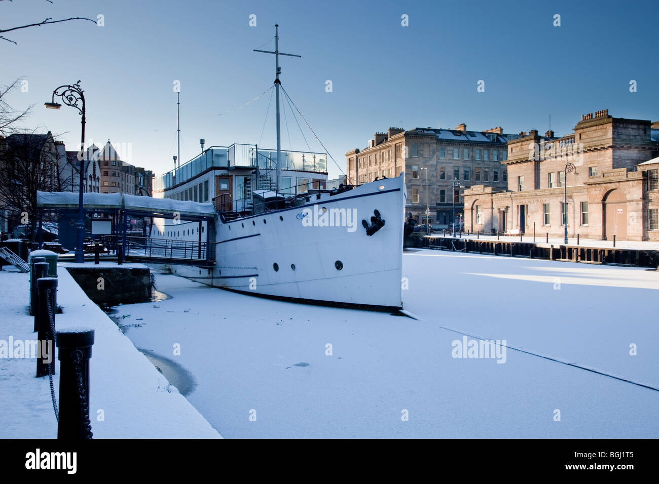 Restaurant ship Cruz at The Shore, Edinburgh, Scotland while frozen over Stock Photo