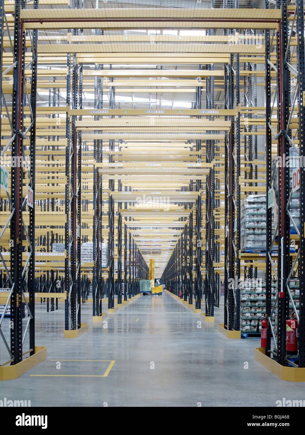 Logistics warehouse interior uk hi-res stock photography and images - Alamy