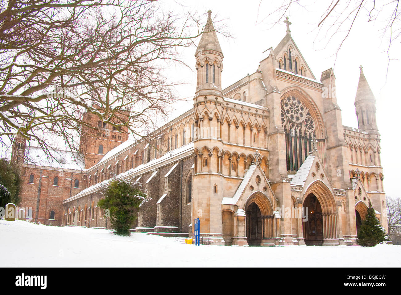 snow winter St Albans cathedral freeze frozen snow Stock Photo