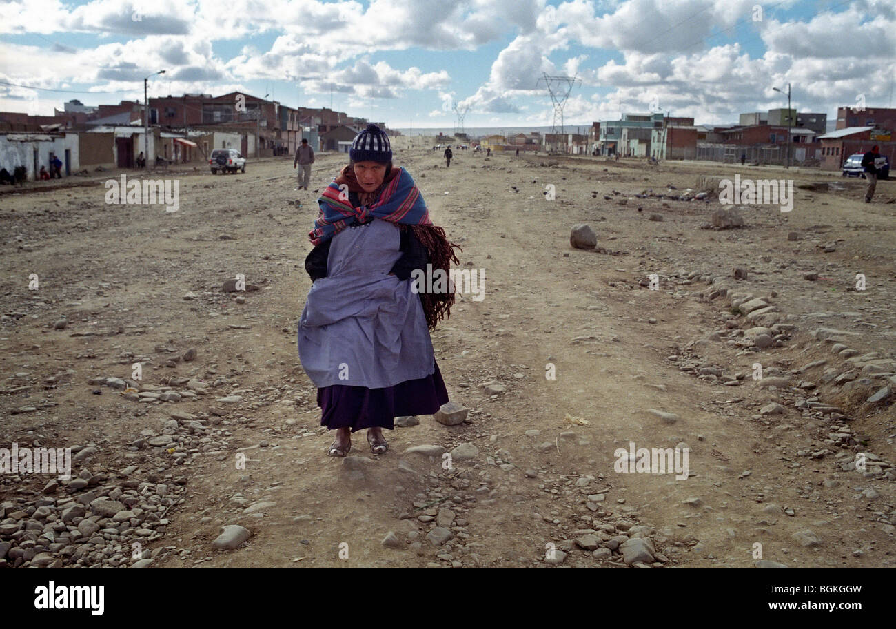 Woman walking the streets of outskirts El Alto, La Paz Stock Photo - Alamy
