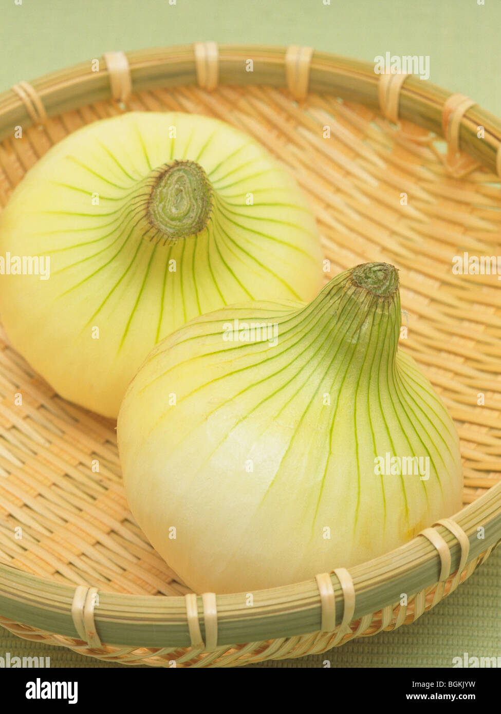 Peeled onions hi-res stock photography and images - Alamy