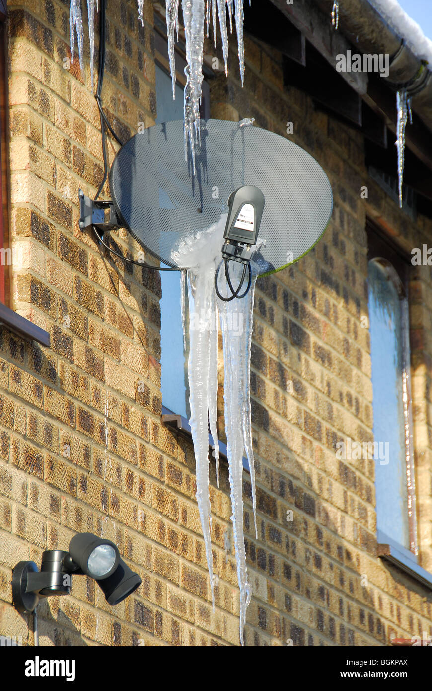 Satellite dish house uk hi-res stock photography and images - Alamy