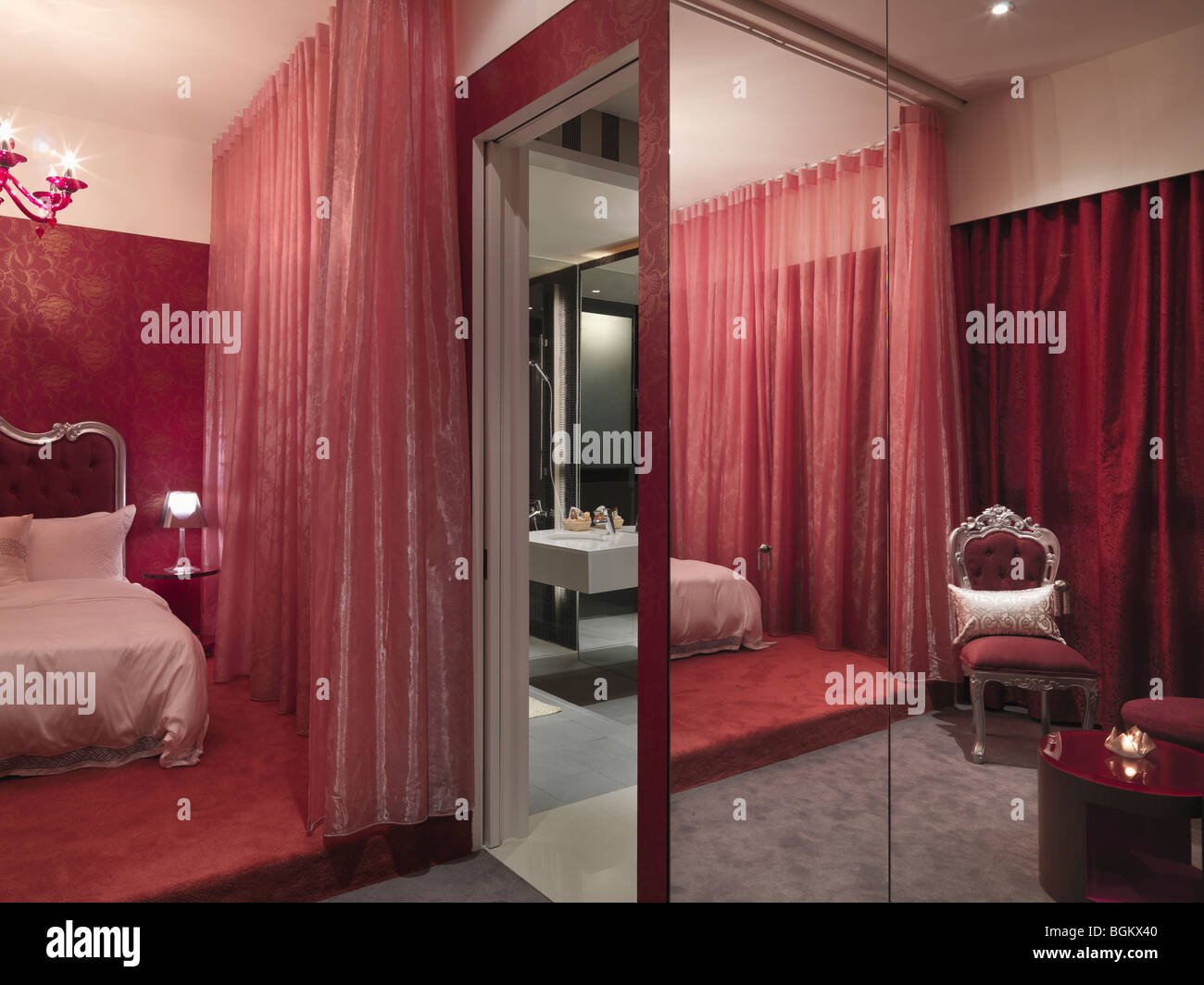 Elegant red bedroom Stock Photo - Alamy