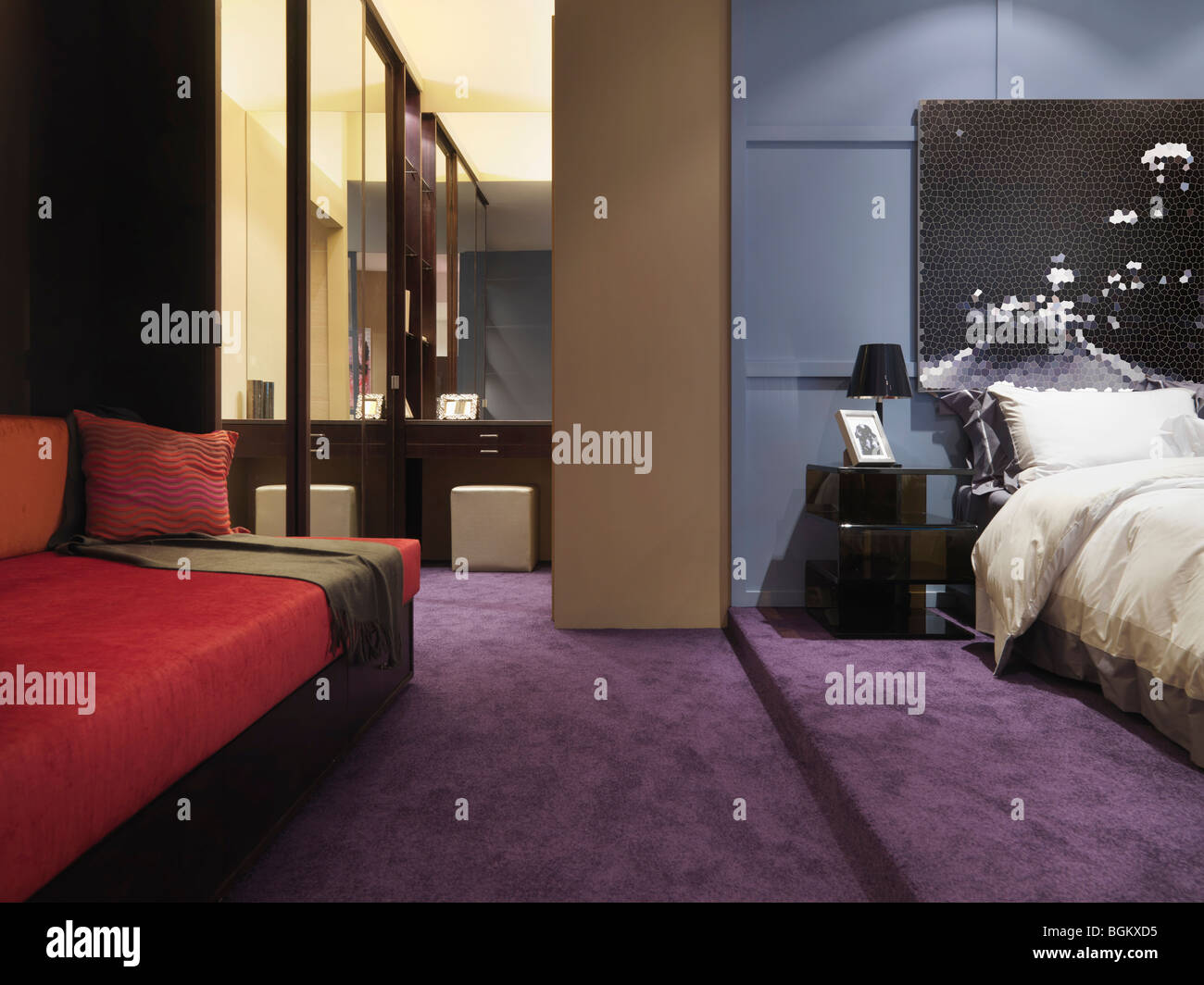 Purple carpet in modern bedroom Stock Photo - Alamy