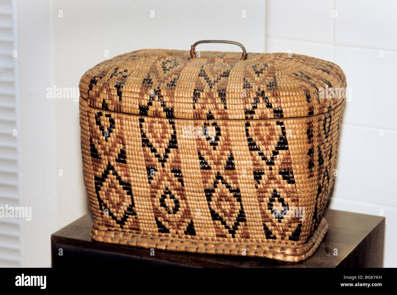 Artistic patterns woven into a cedar storage and gathering basket with lid made by the Suquamish Indian tribe, Northwest Pacific Coast, Washington Stock Photo
