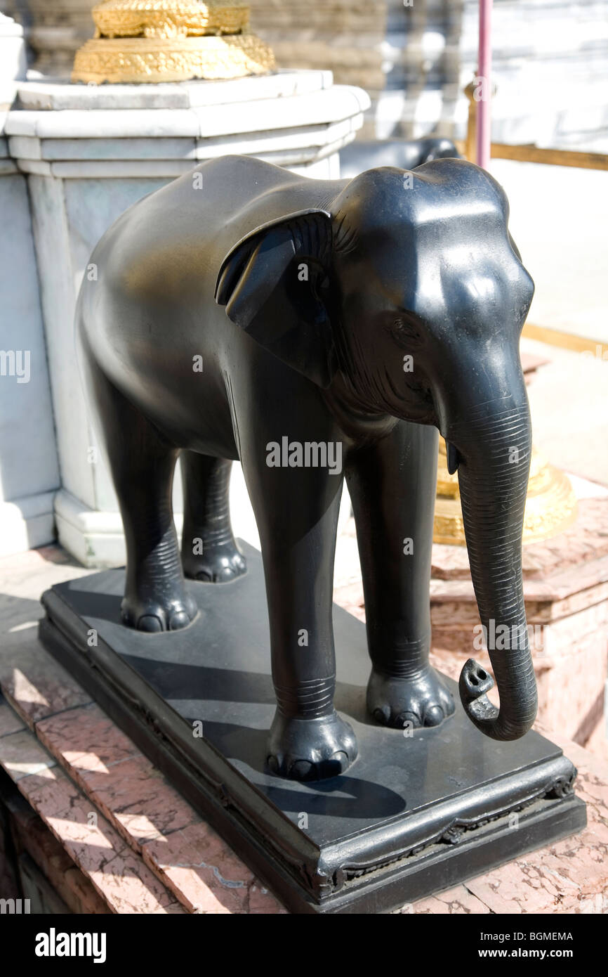 Black Elephant statue at Wat Phra Kaew Stock Photo Alamy