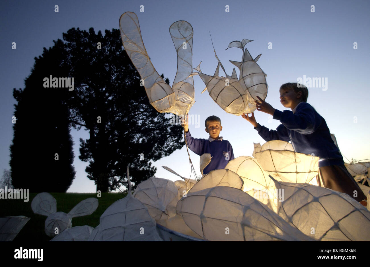 Children with giant seed pod lantern sculptures they created for the Millenium Seed Bank, Wakehurst Place, Sussex. Stock Photo