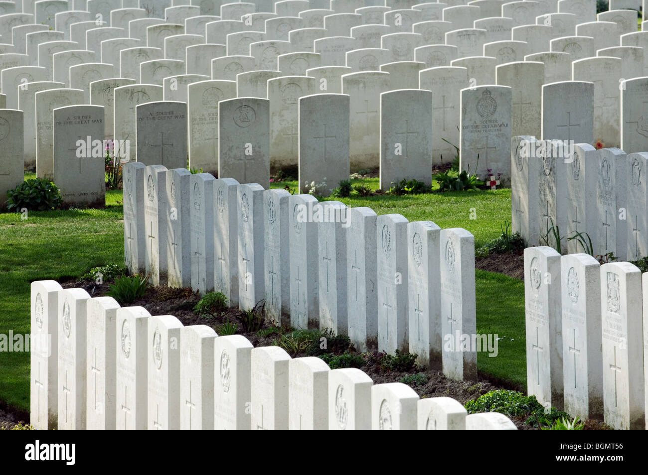 Rows of white headstones of fallen WWI soldiers at First World War One Tyne Cot Cemetery, Passendale / Passchendaele, Belgium Stock Photo