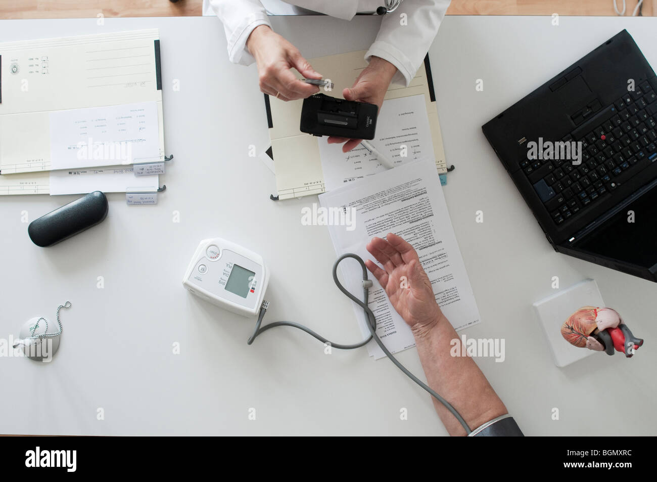 Nhs heart monitor hi-res stock photography and images - Alamy