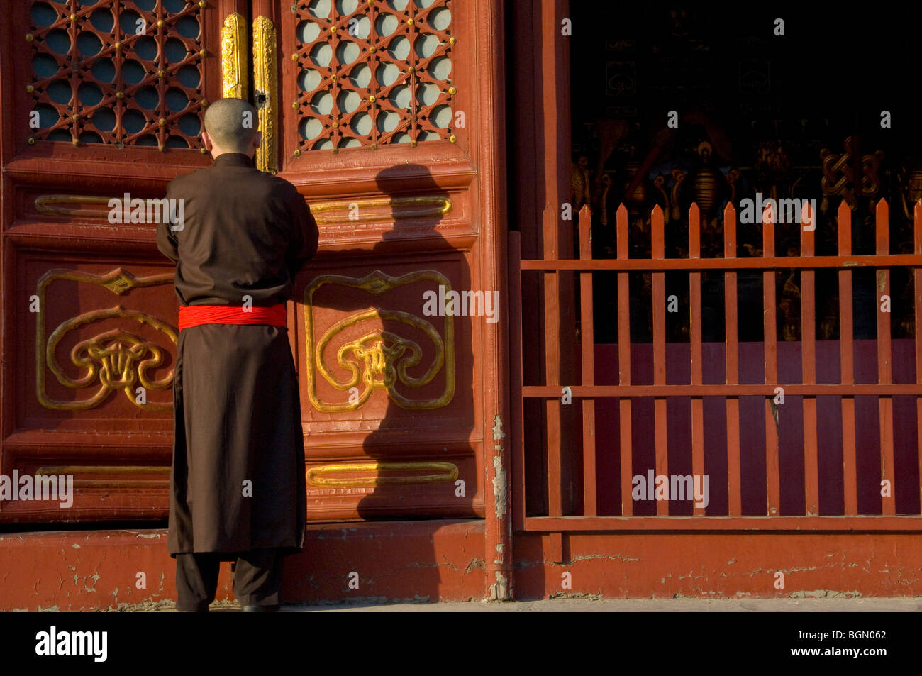 Buddhist monk in temple door hi-res stock photography and images - Alamy