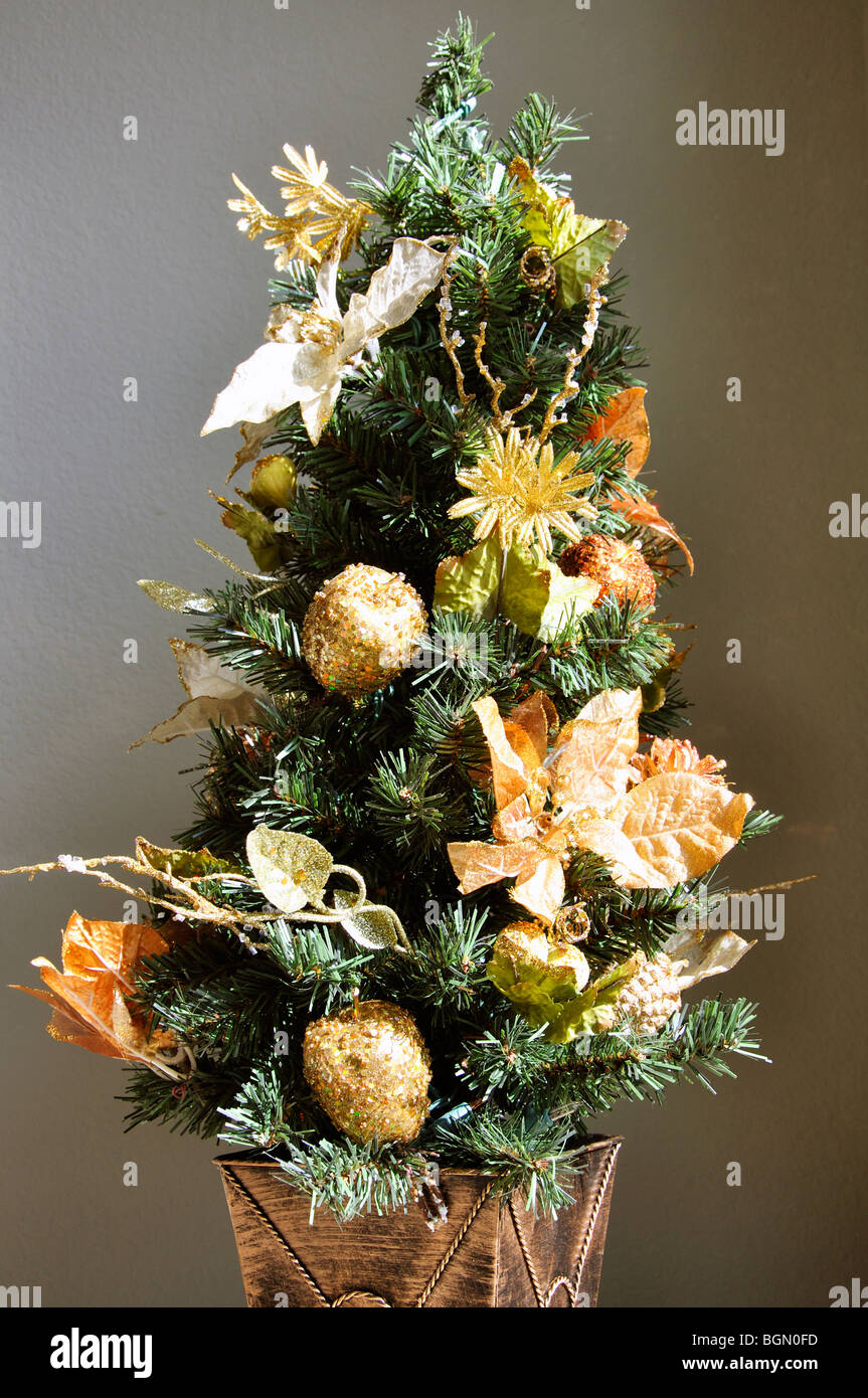 Gold christmas tree decorations hi-res stock photography and images - Alamy