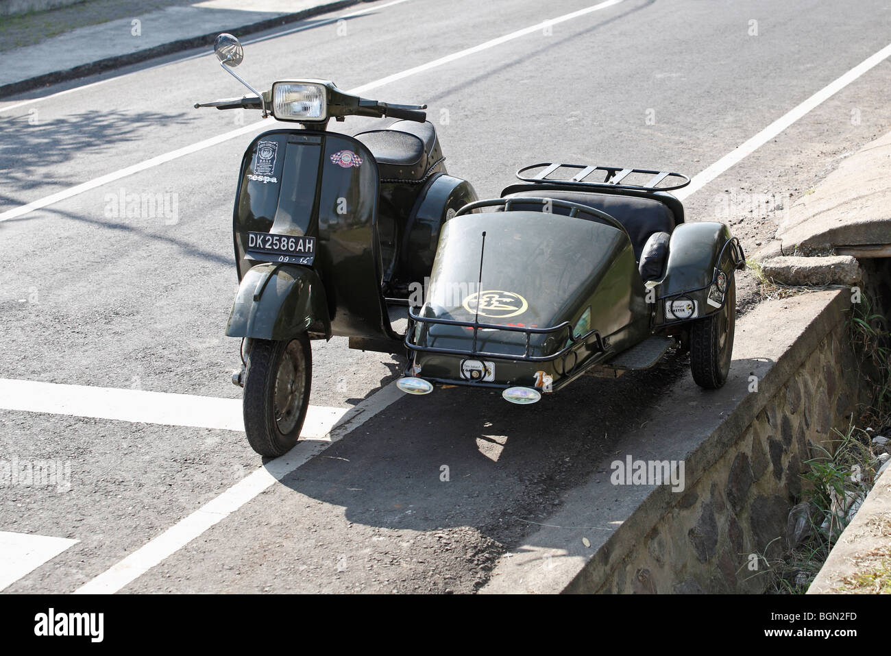 A green Vespa Piaggio scooter with Sidecar, Tegallelang Village, Ubud, Bali, Indonesia Stock Photo