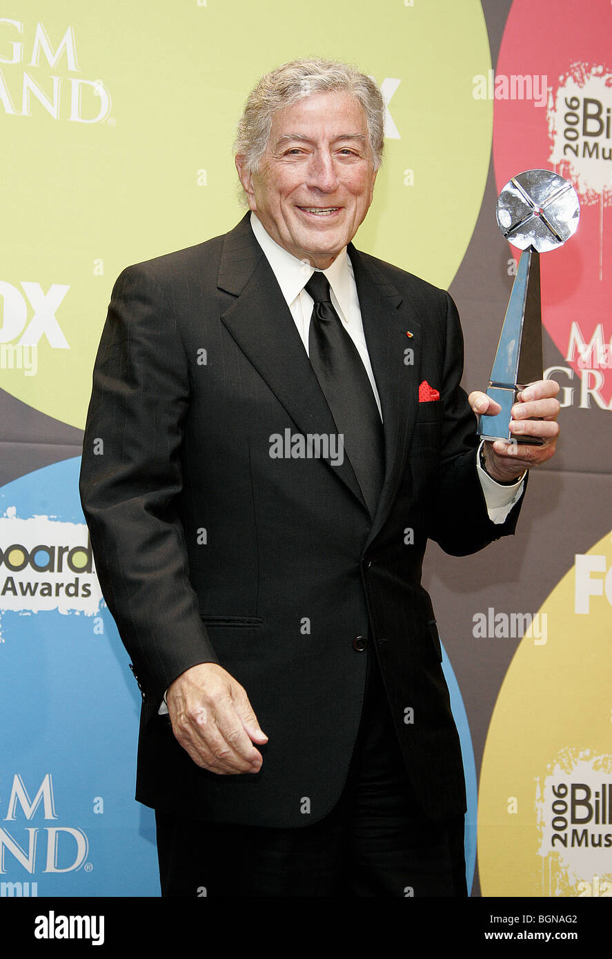 TONY BENNETT 2006 BILLBOARD MUSIC AWARDS PRESSROOM MGM GRAND LAS VEGAS ...