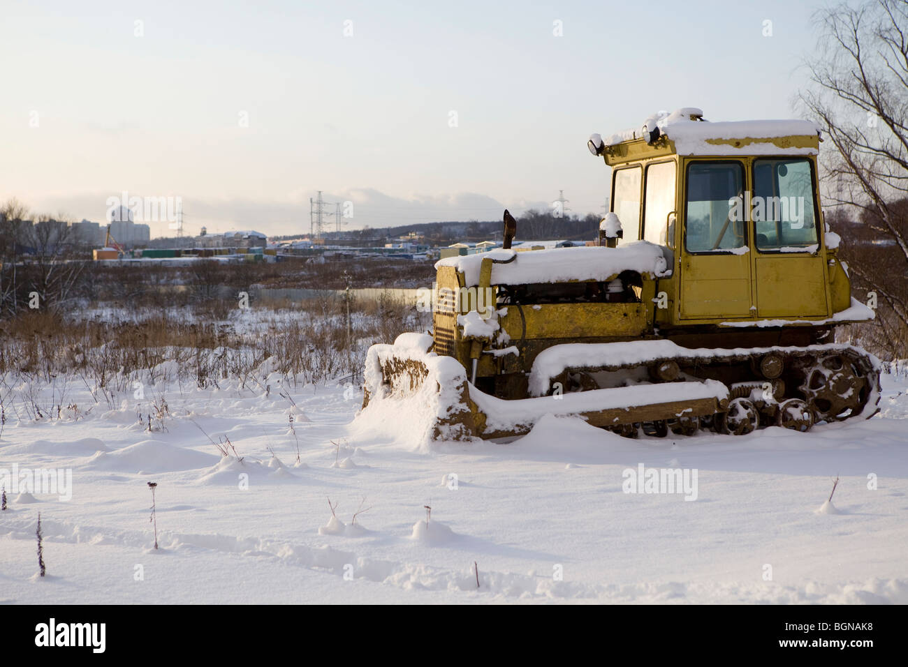 Snow removal in Russian: tank instead of bulldozer Snow removal in Russian: tank instead of bulldozer