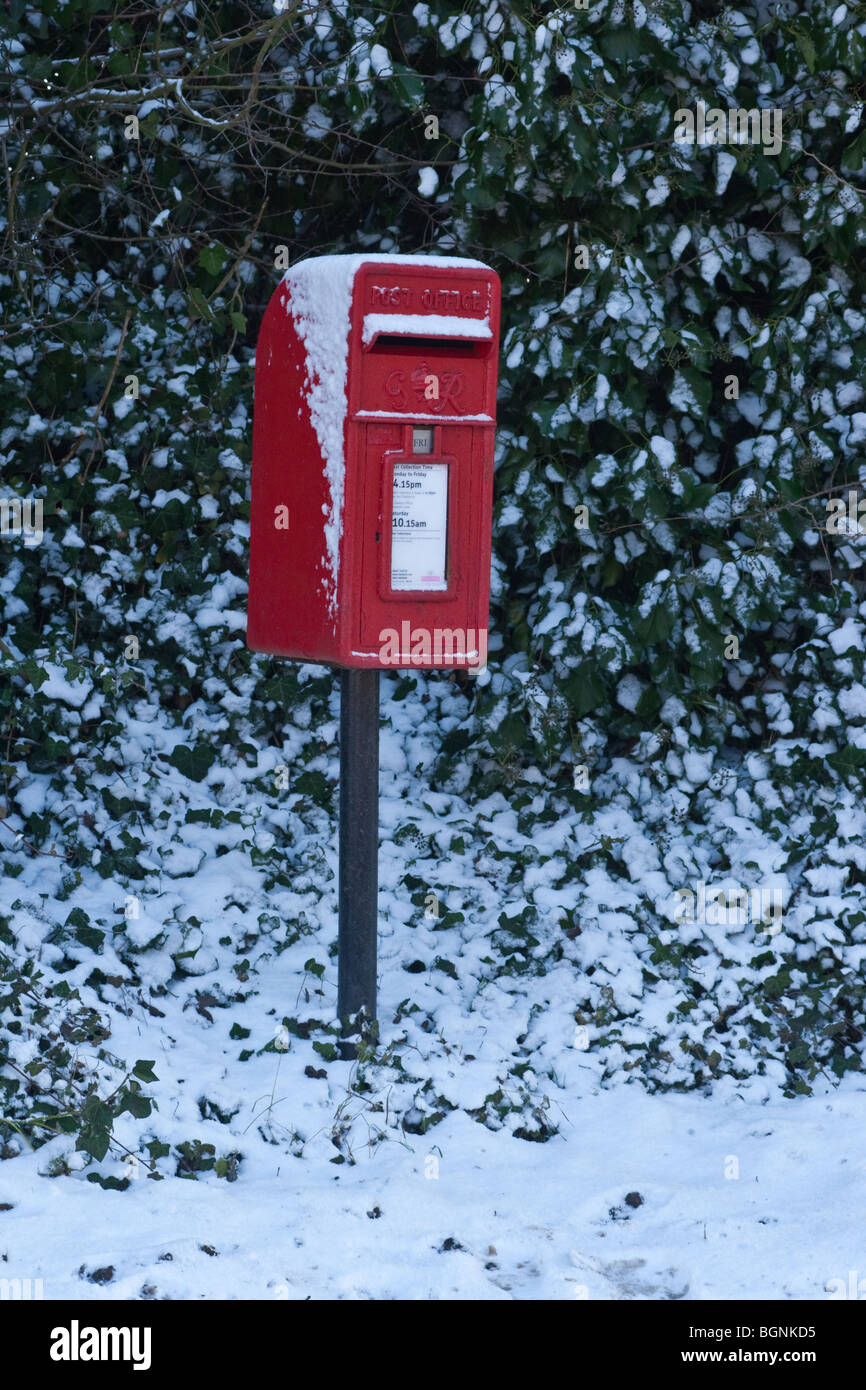 George VI Royal Mail red postbox in the snow, Haddenham, Cambridgeshire Stock Photo