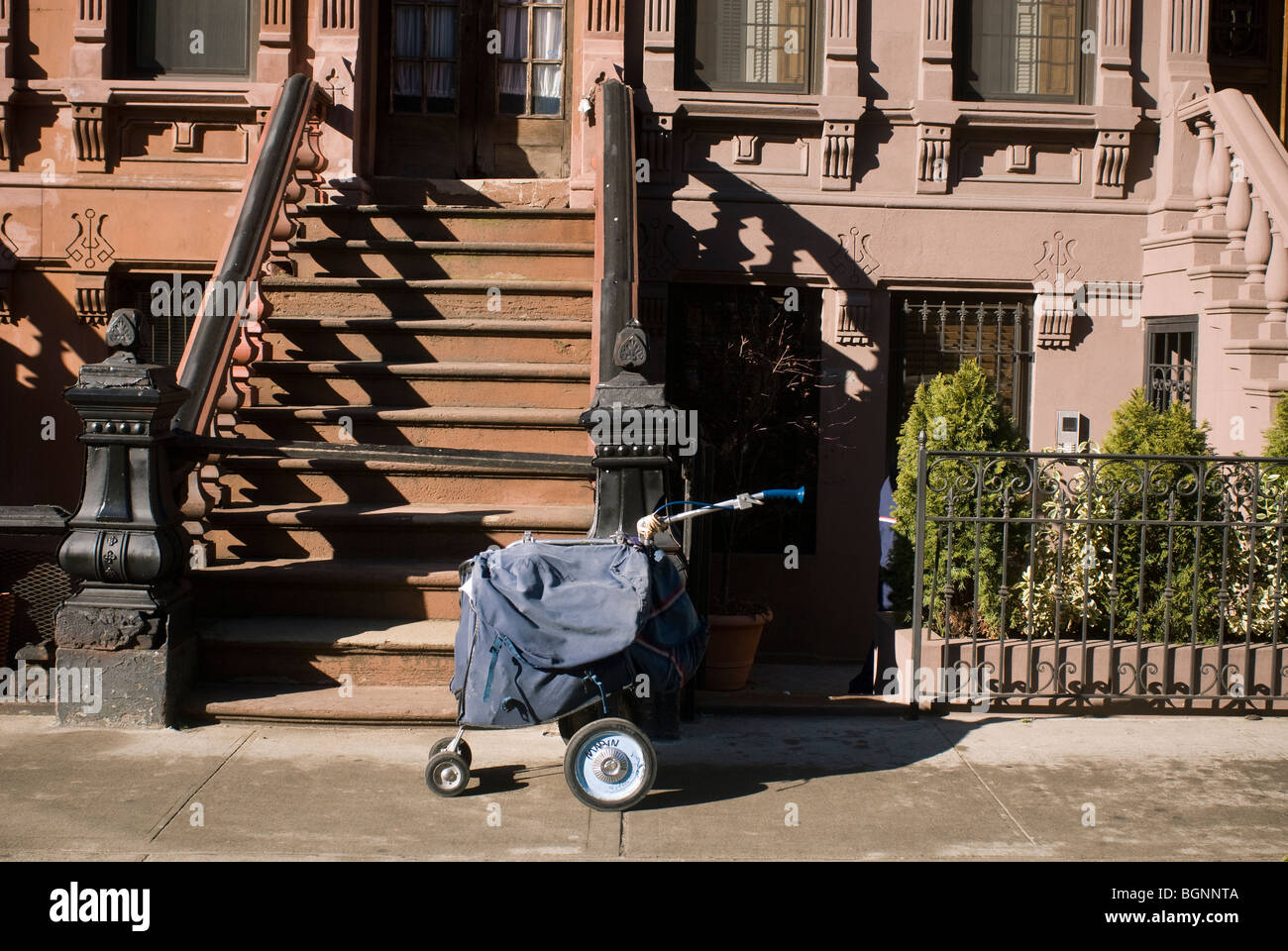 Usps mail carrier cart hires stock photography and images Alamy