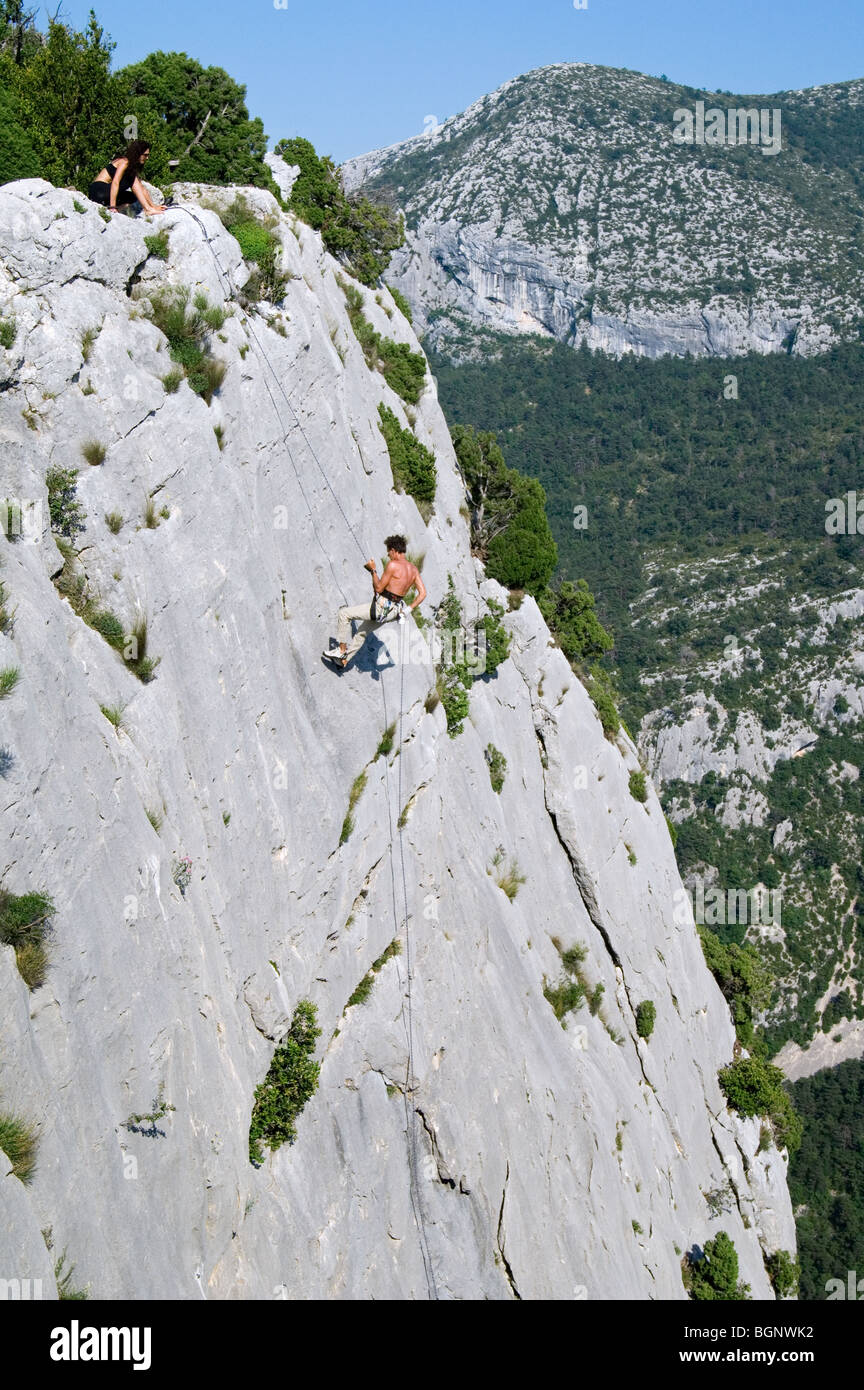 Rock climbers abseiling the steep limestone cliffs in the canyon Gorges du Verdon / Verdon Gorge, Provence, France Stock Photo