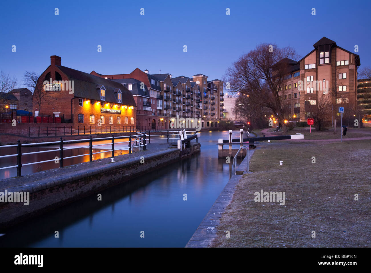 Lock on the River Kennet and Kennet and Avon Canal looking towards Loch Fyne restaurant in the centre of Reading at dusk, Berksh Stock Photo