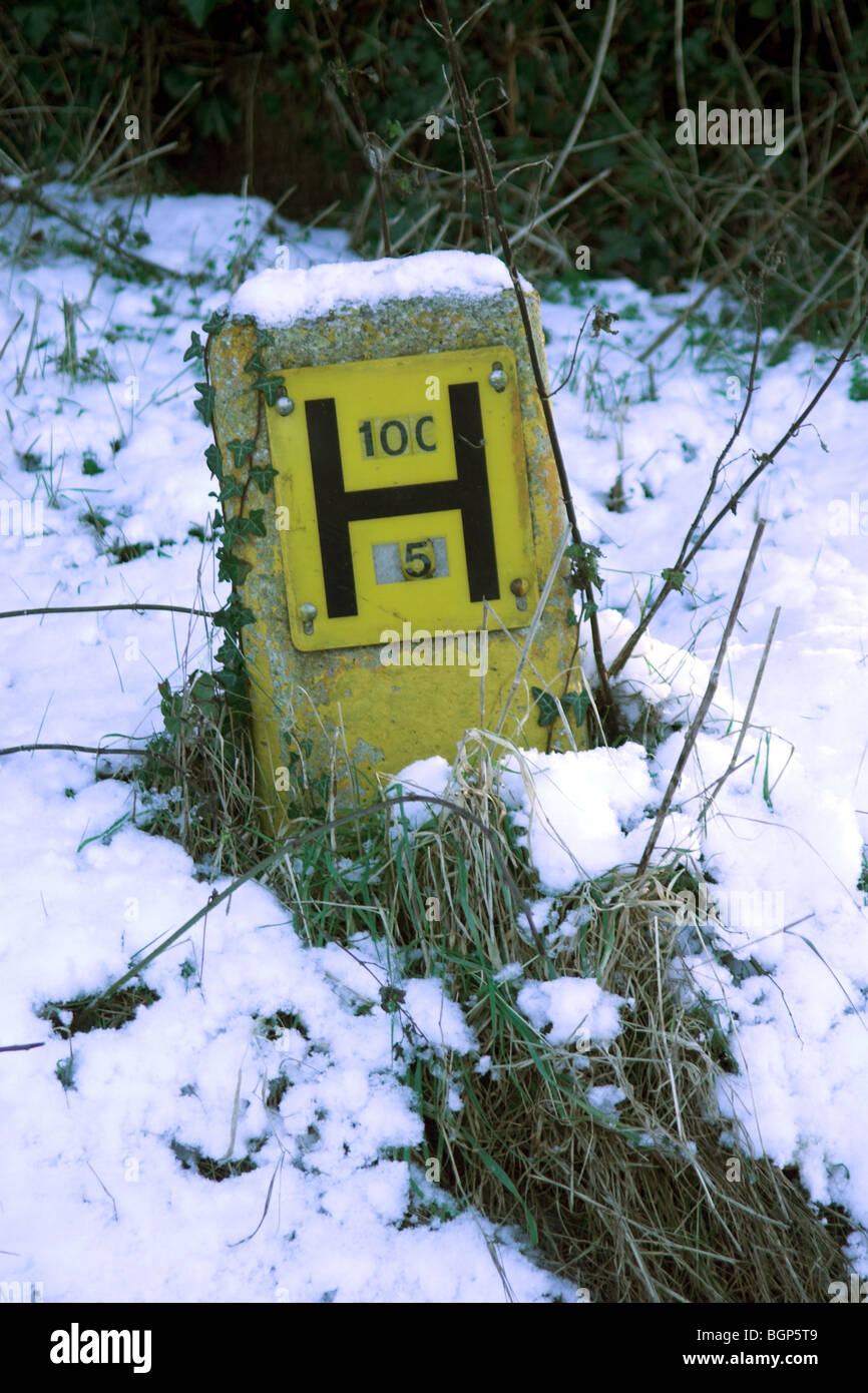 Fire hydrant sign in the snow. UK Stock Photo Alamy