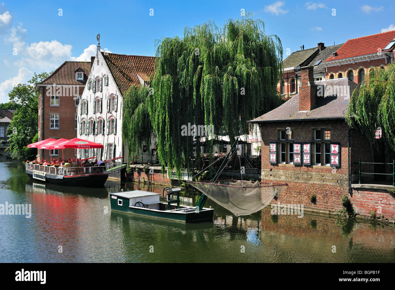 View over the river Binnennete and tourists at café restaurant De Fortuin / The Fortune, Lier, Belgium Stock Photo
