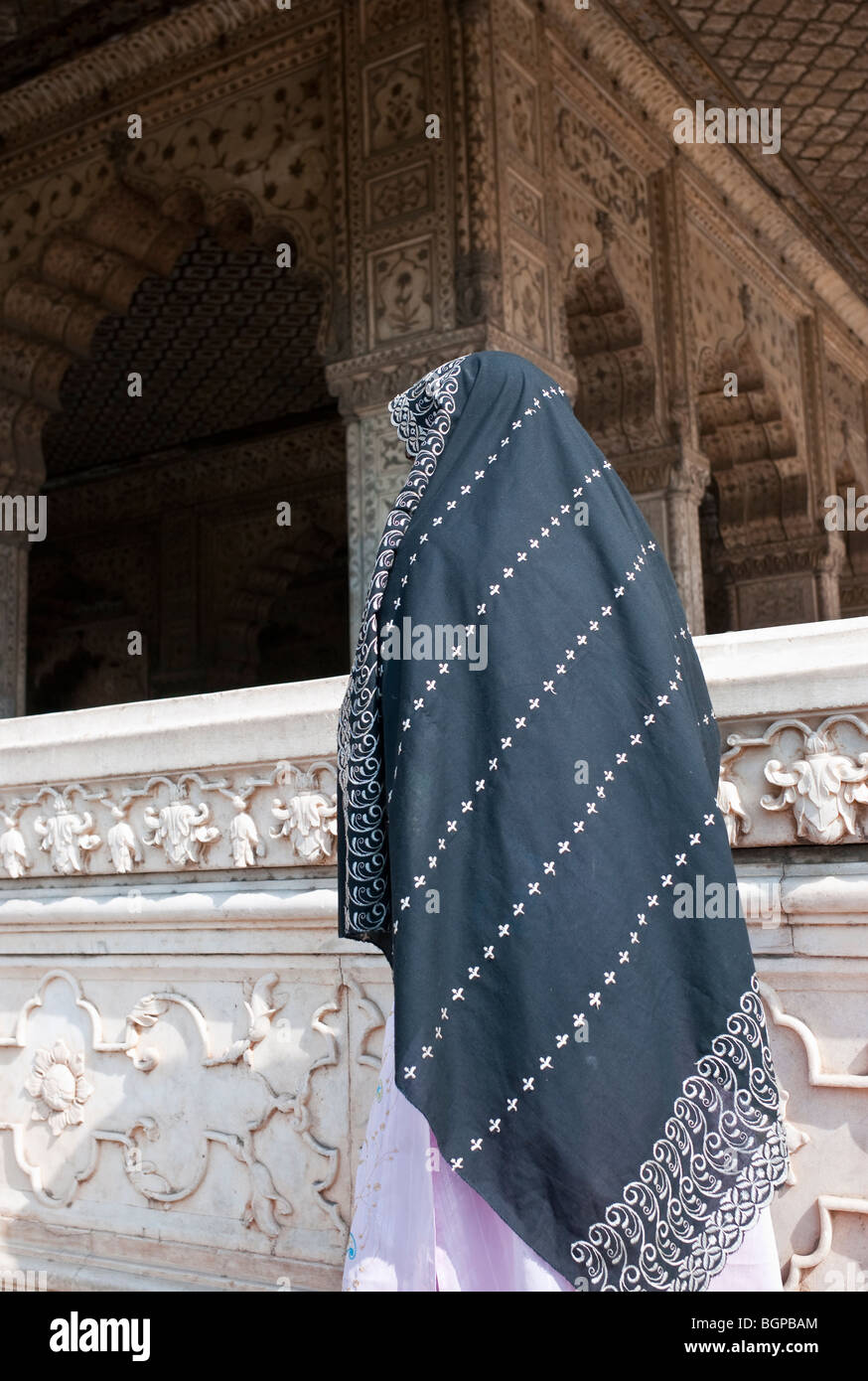 Indian woman in saree standing in front of of a Moghul temple, Red Fort, Delhi, India Stock Photo