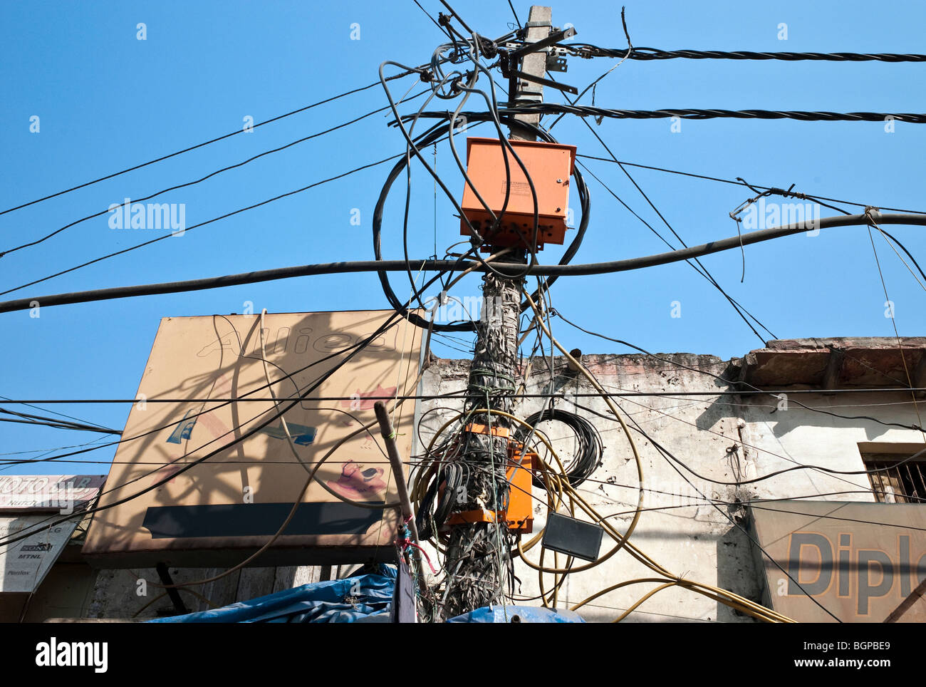 Messy cables on a telegraph pole, Delhi, India Stock Photo