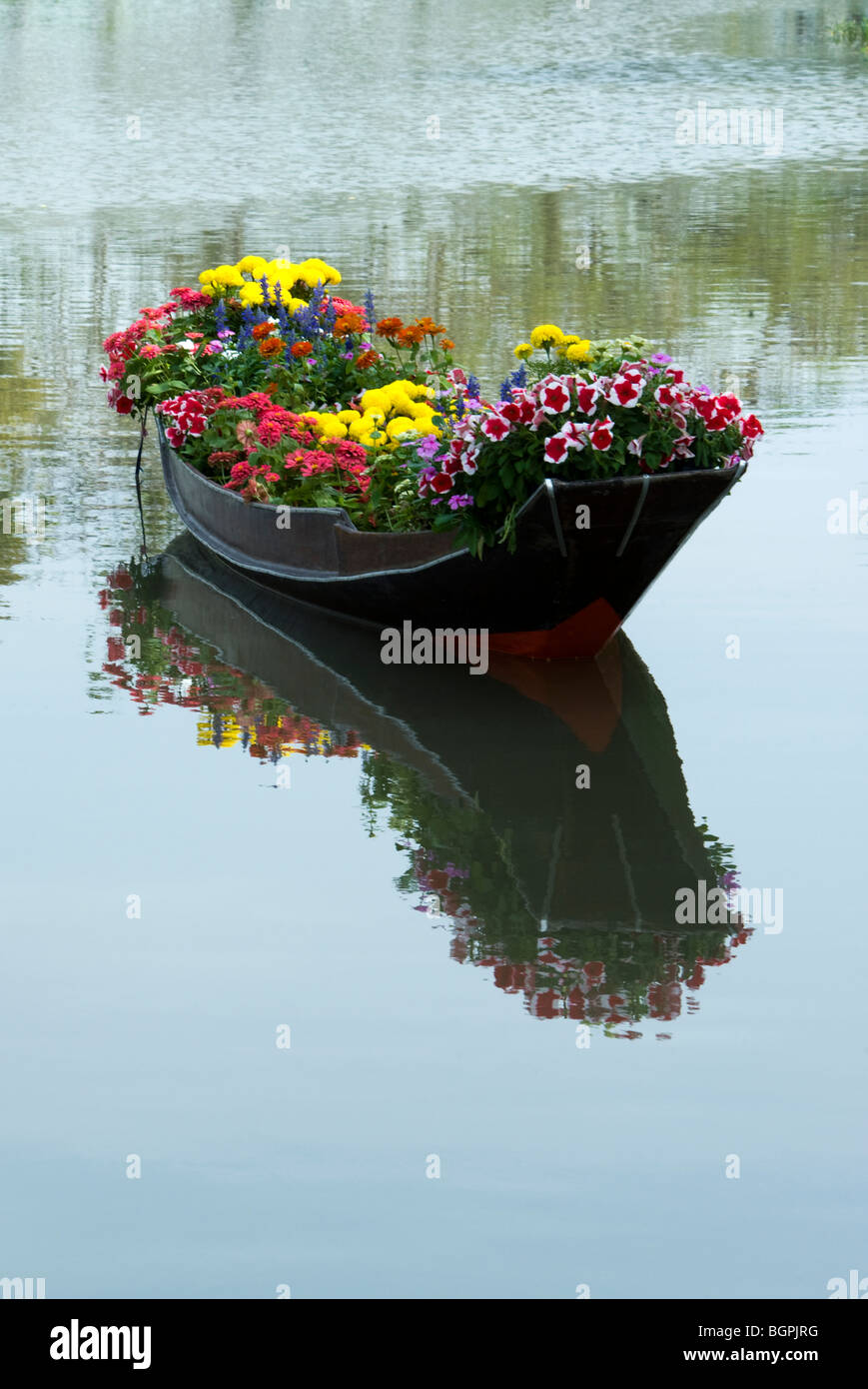 flower displayed boat in the lake at the king rama 9 park, Bangkok, Thailand. Stock Photo