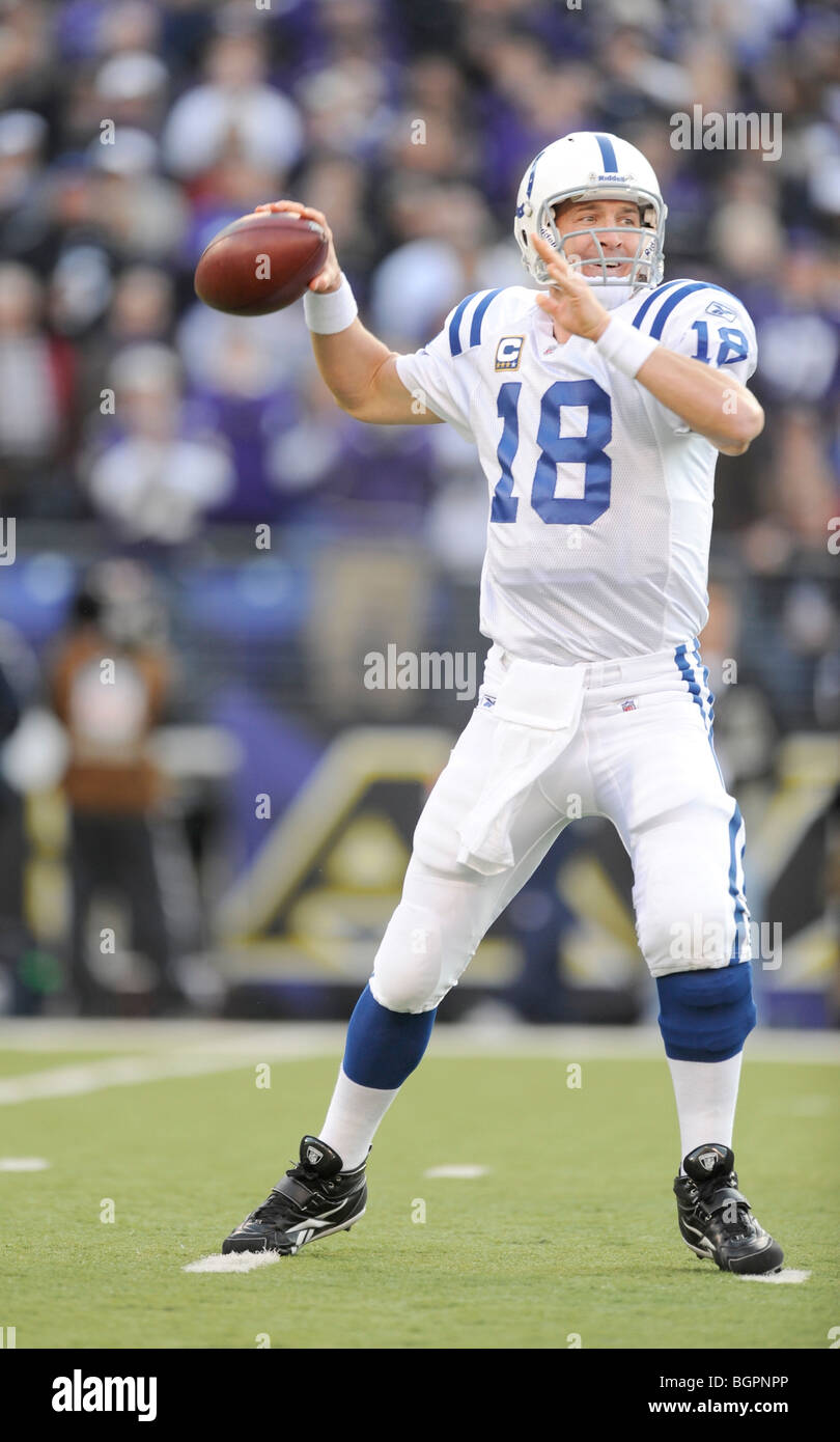 Indianapolis Colts center Jeff Saturday (63) and quarterback Peyton Manning  (18) during an NFL football game against the Tennessee Titans in  Indianapolis, Sunday, Jan. 2, 2011. (AP Photo/Darron Cummings Stock Photo -  Alamy