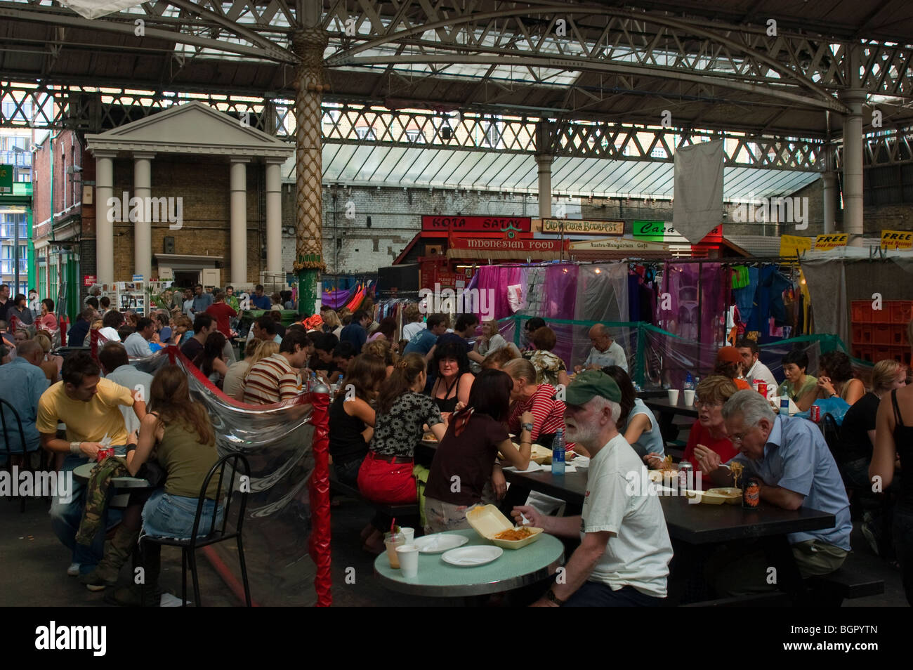 People eating at lunch in Spitalfields market, London Stock Photo