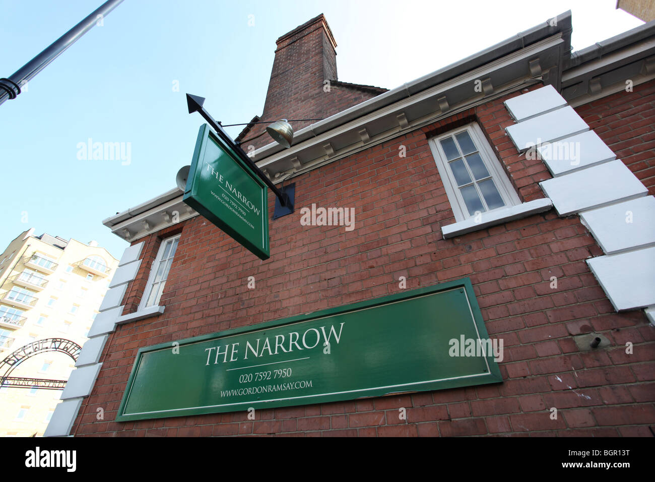 The Narrow, Riverside Pub in Limehouse, London, Uk Gordon Ramsey owned gastropub where he served precooked food Stock Photo