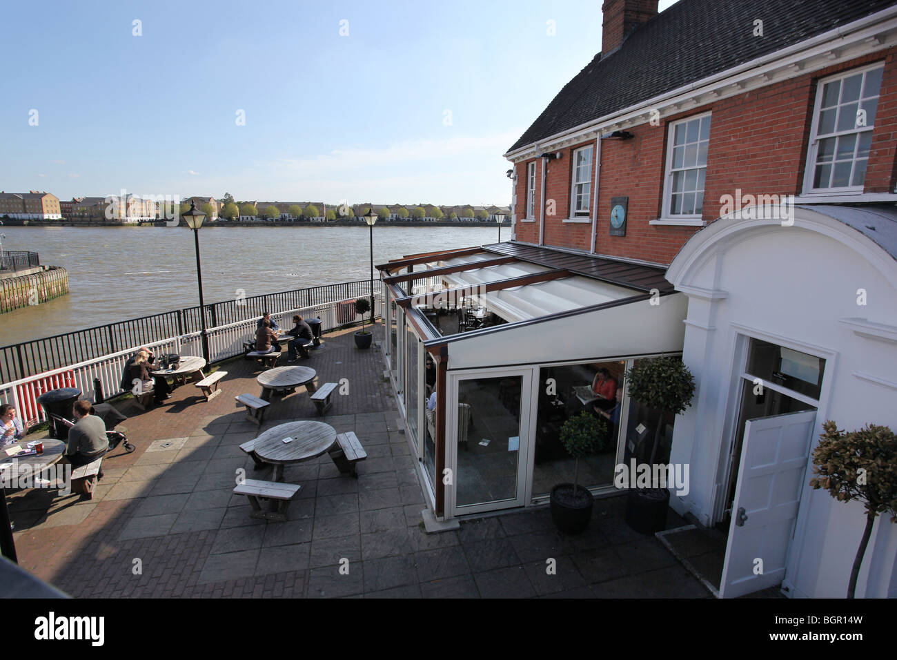 The Narrow, Riverside Pub in Limehouse, London, Uk Gordon Ramsey owned gastropub where he served precooked food Stock Photo