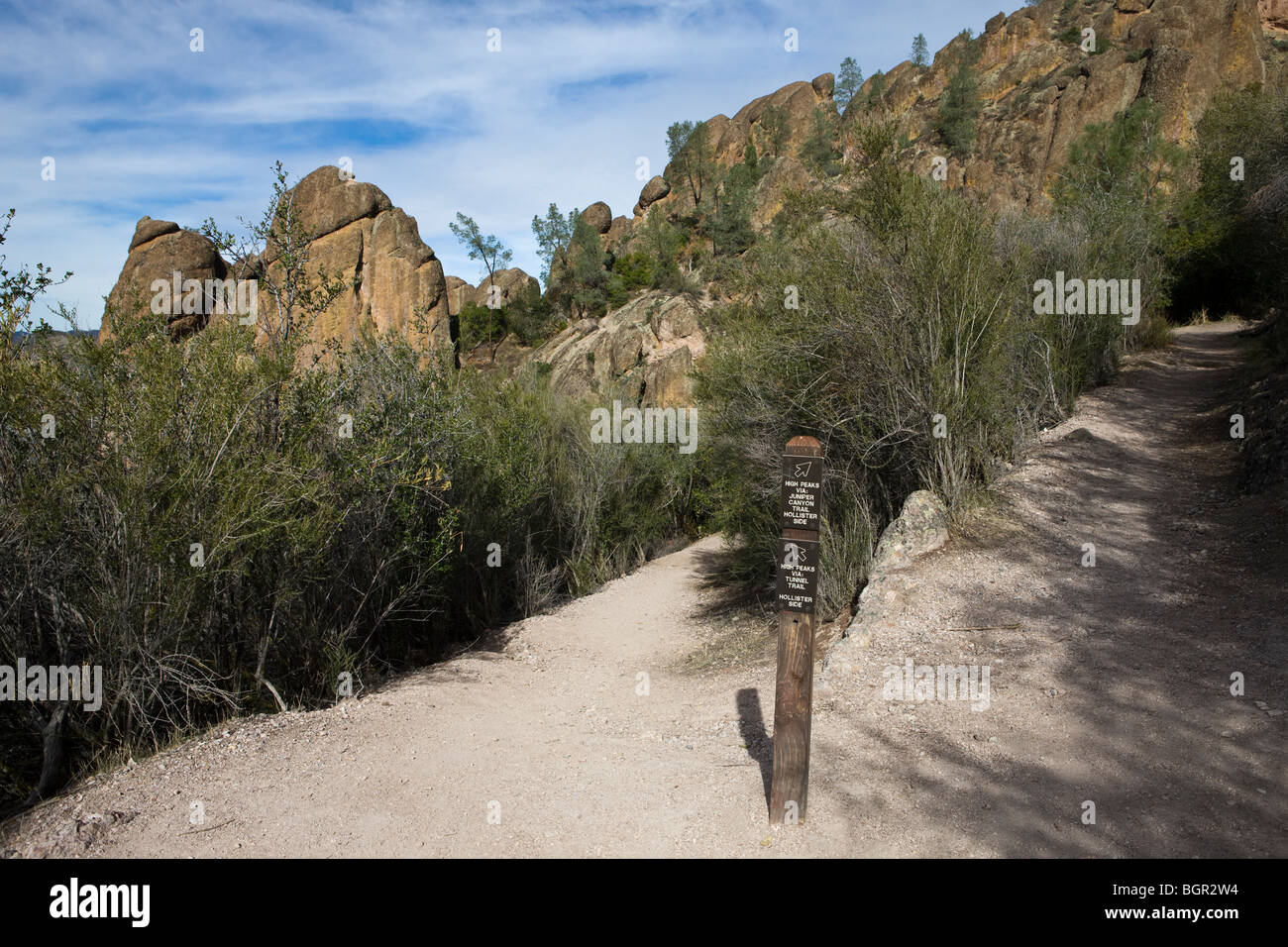 Fork in hiking trails between the Juniper Canyon Trail and the Tunnel Trail, Pinnacles National Monument, California Stock Photo