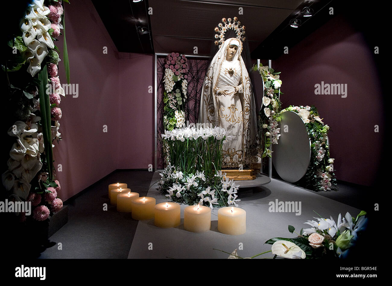 Virgin Mary adorned with withe flowers for Easter Saturday. El Cabanyal, Valencia, Spain Stock Photo