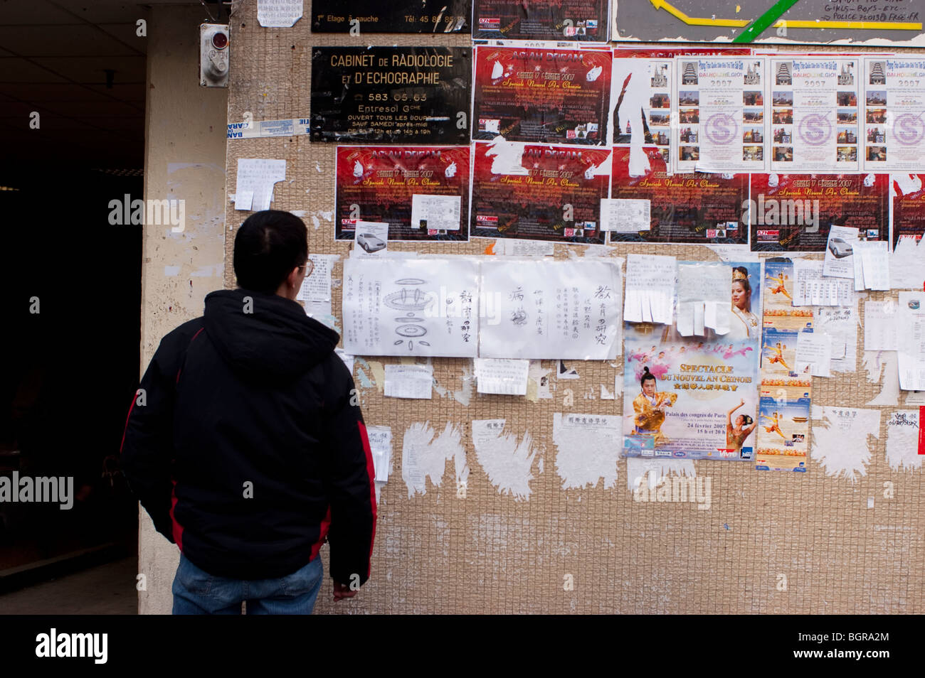 Paris, France, Street Scene, Chinatown, Asian Man Reading Chinese-Language Notices on Wall, outside, paris chinese community Stock Photo