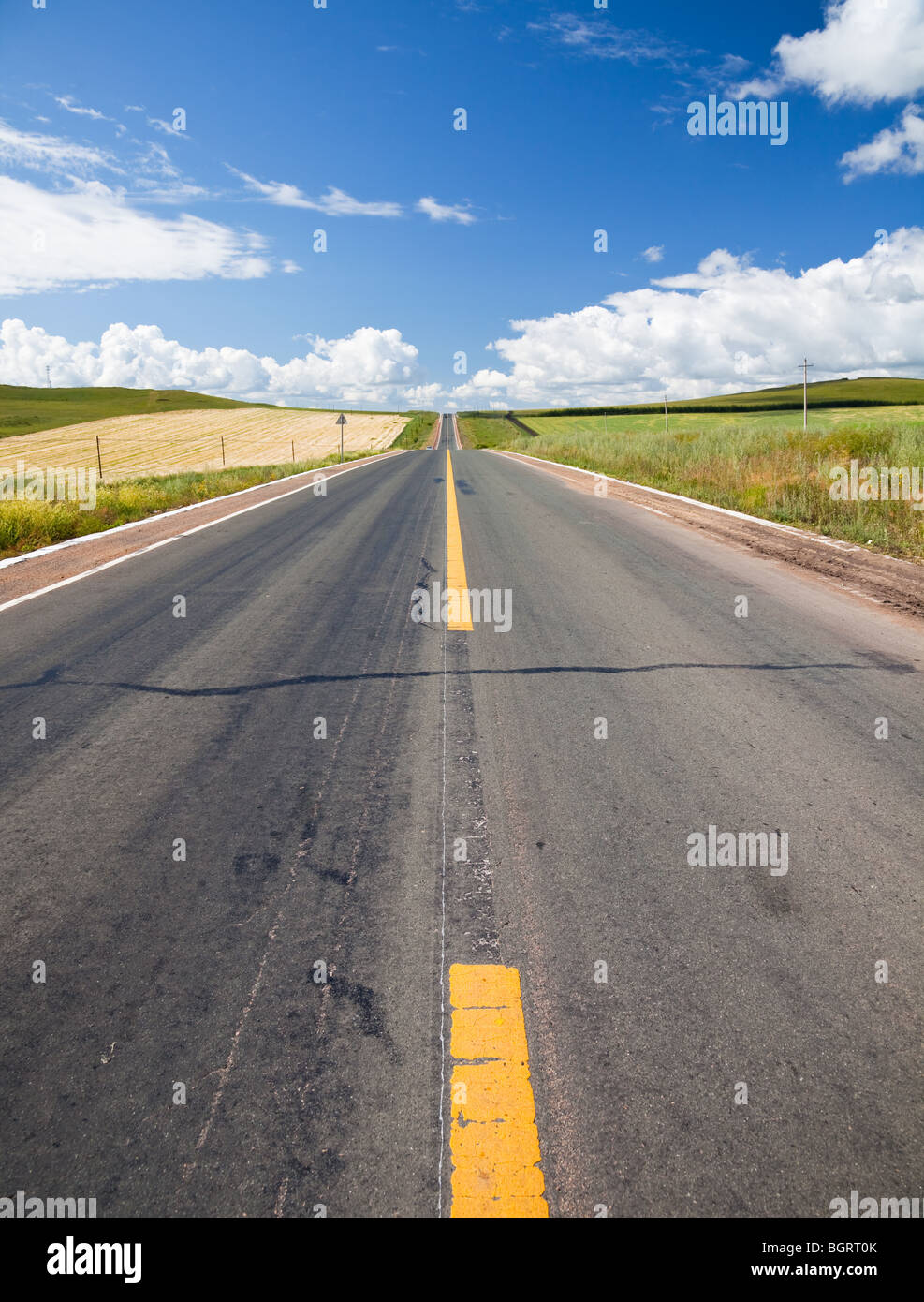 Country road hi-res stock photography and images - Alamy