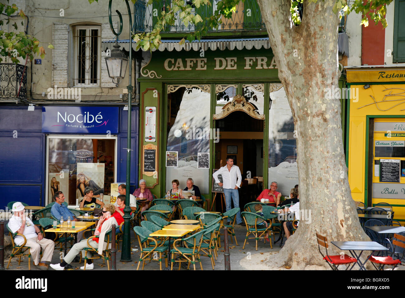 Cafe in place de la Liberte, L'Isle sur la Sorgue, Vaucluse, Provence ...