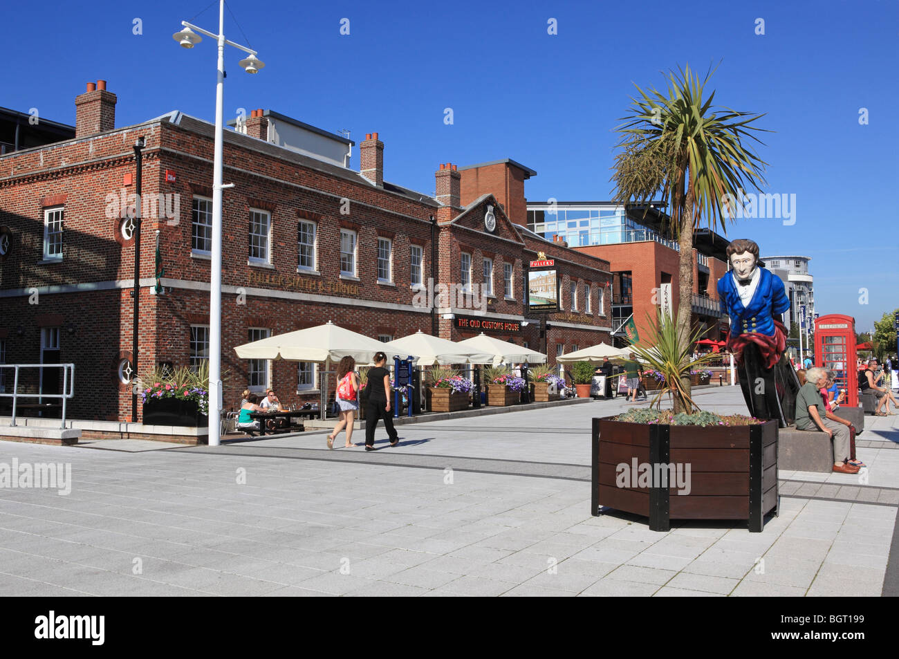 Portsmouth, Gunwharf Quays, Canalside, The Old Customs House Pub Stock Photo