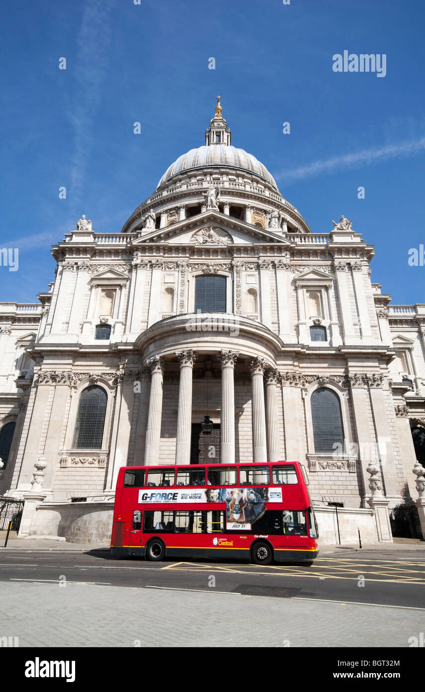 Red bus in front of St Paul's Cathedral, London Stock Photo