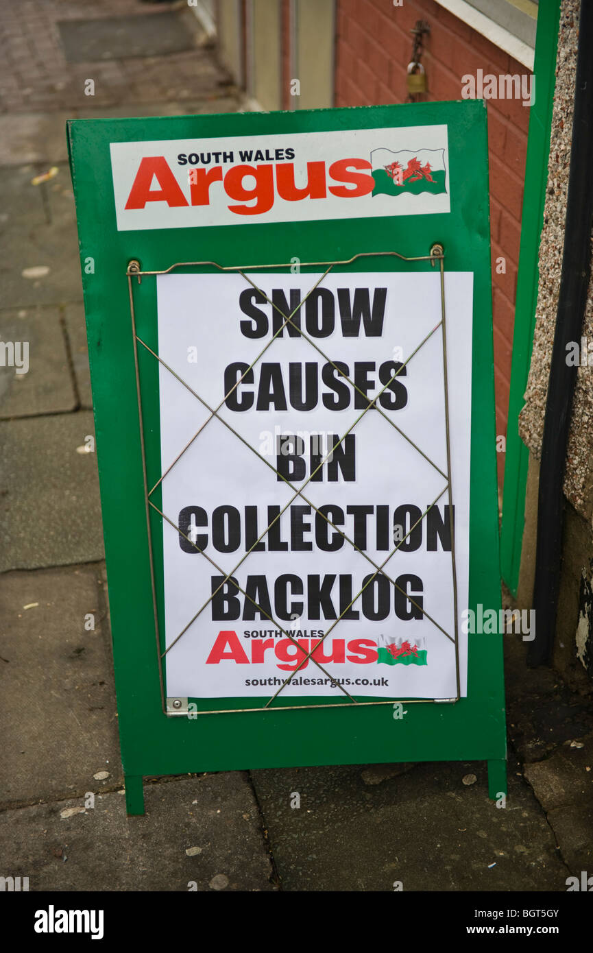 SNOW CAUSES BIN COLLECTION BACKLOG local newspaper headlines on street board outside newsagents in Newport South Wales UK Stock Photo